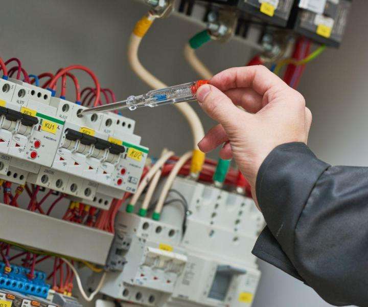 Nous intervenons rapidement pour vos dépannages électriques et urgences diverses.